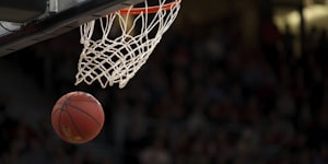 NBA季后赛湖人队对阵勇士队高清直播画面 - 詹姆斯持球突破